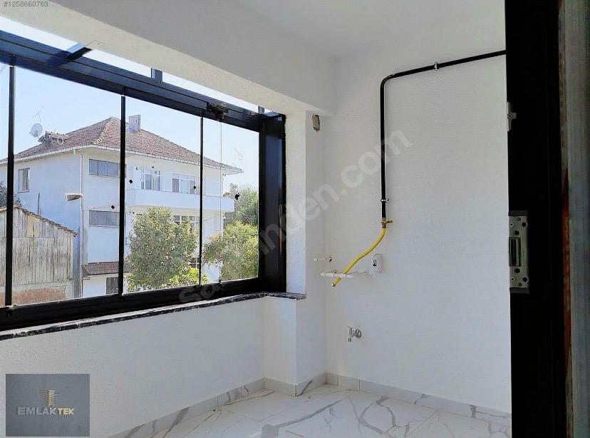 ÖMER EMLAKTAN  MERKEZİ KONUM SATILIK ARA KAT CAM BALKONLU 2+1