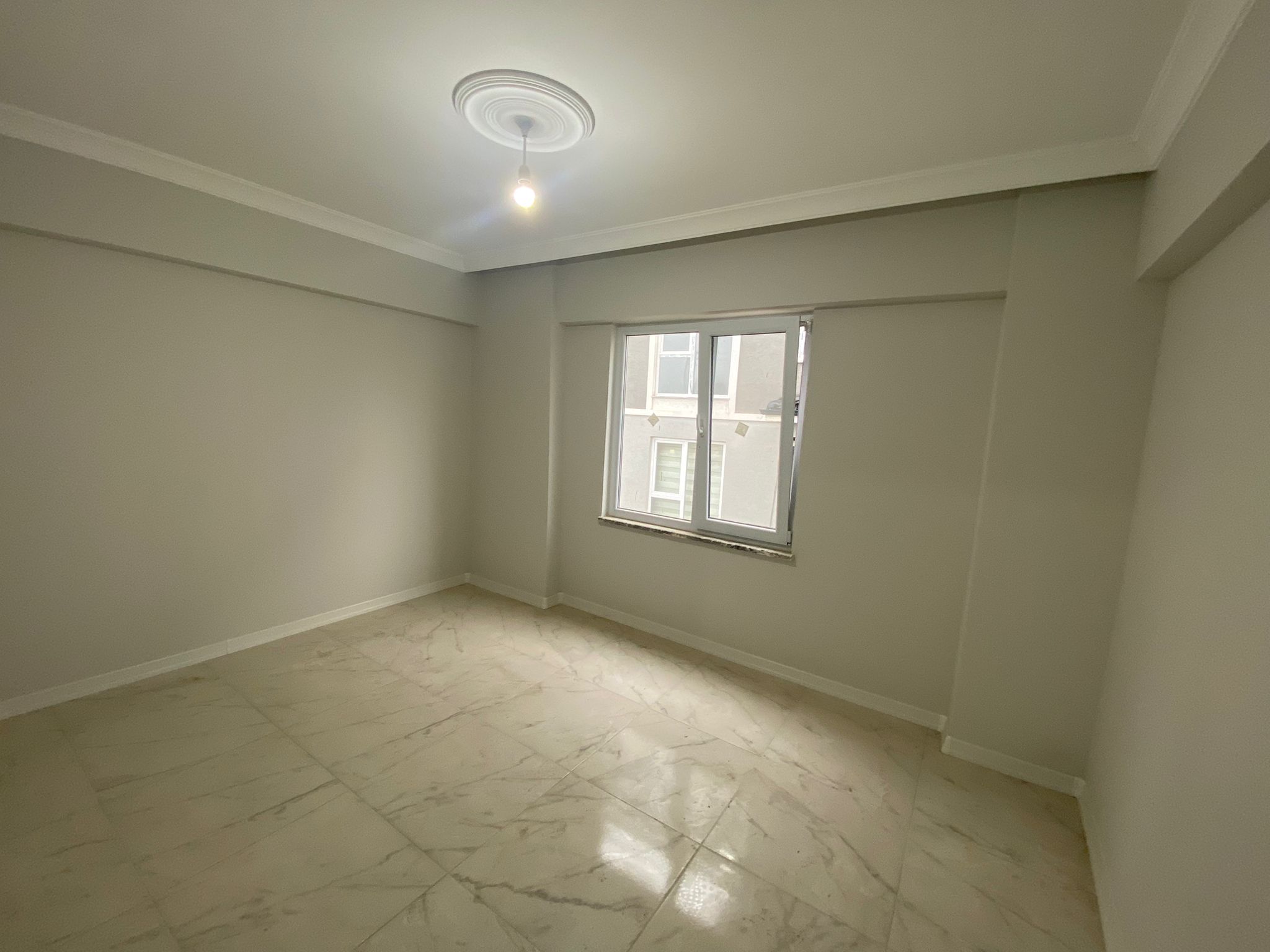 ÖMER EMLAKTAN KORİDORLU 75 M2 2+0 DAİRE