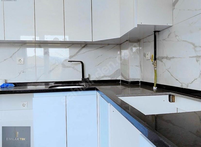 ÖMER EMLAKTAN  MERKEZİ KONUM SATILIK ARA KAT CAM BALKONLU 2+1