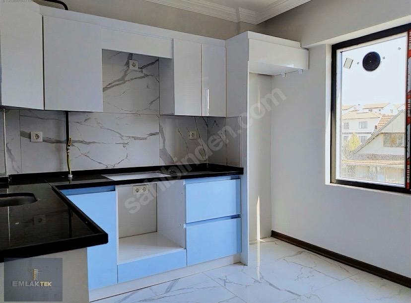 ÖMER EMLAKTAN  MERKEZİ KONUM SATILIK ARA KAT CAM BALKONLU 2+1