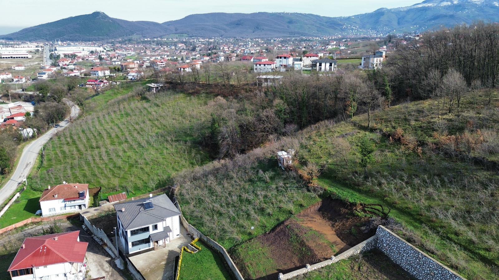 ÖMER EMLAKTAN SATILIK 468 M2 BAHÇE