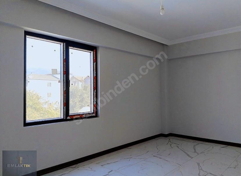 ÖMER EMLAKTAN  MERKEZİ KONUM SATILIK ARA KAT CAM BALKONLU 2+1
