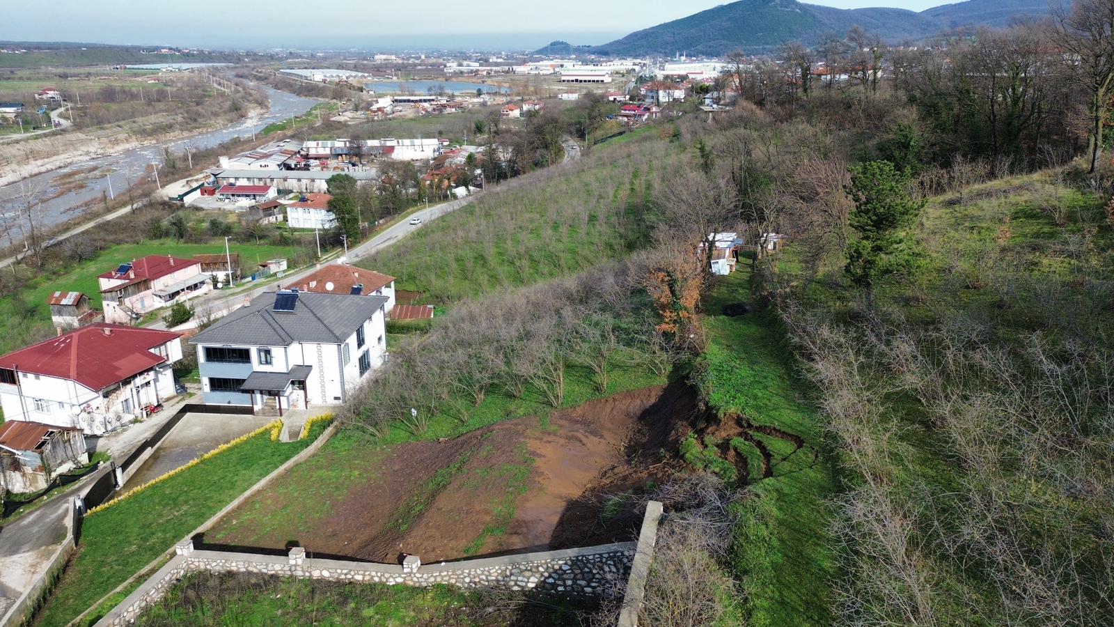 ÖMER EMLAKTAN SATILIK 468 M2 BAHÇE